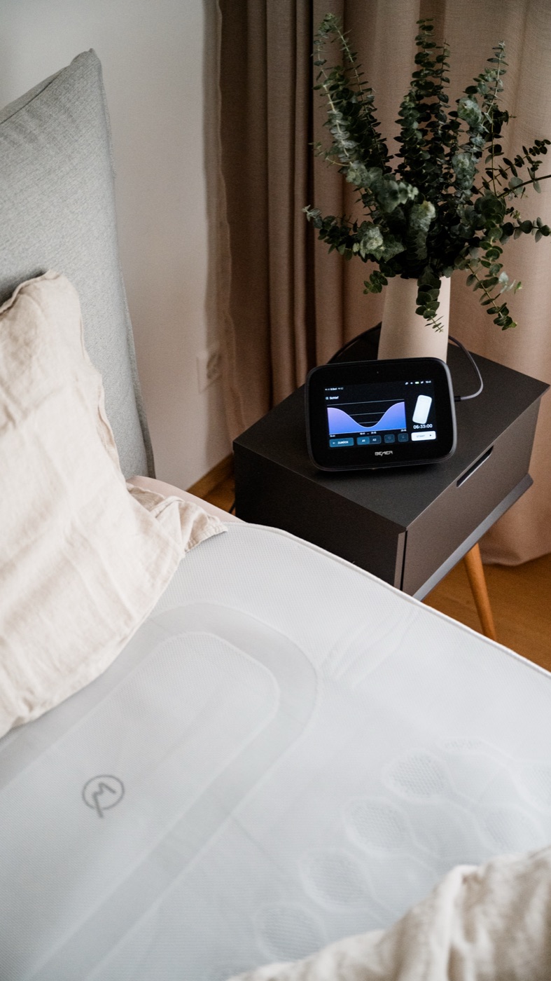 BEMER Anwendungsmatte mit Steuergerät im Schlafzimmer